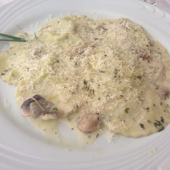 Olimpo - Raviole com ricota de búfala e espinafre, molho cremoso com cogumelos e salsinha - Brazilian Near Me - Niterói, RJ Olimpo - Raviole com ricota de búfala e espinafre, molho cremoso com cogumelos e salsinha - Brazilian Near Me - Niterói, RJ