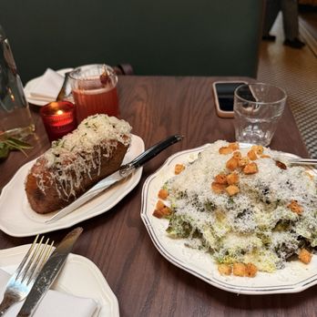 Donna's - Garlic bread, caesar salad - Italian Near Me - Los Angeles, California