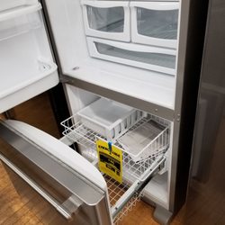 Stan & Paul's - Bottom freezer with ice maker! I'm in heaven!