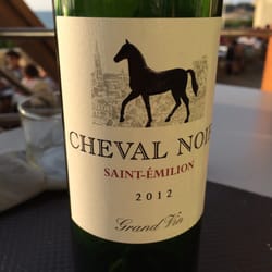 Le Steak House - Vin bon, assez rond sur le fruit rouge servi un peu chaud un goût prononcé de poivron vert. Je n'en ai pas été fan