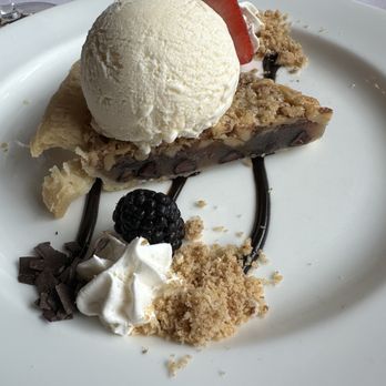 The Lobby Bar - Derby Pie with ice cream - Bars Near Me - Louisville, Kentucky The Lobby Bar - Derby Pie with ice cream - Bars Near Me - Louisville, Kentucky