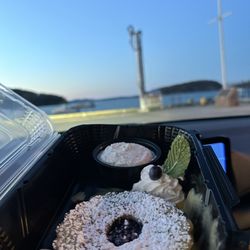 La Bella Vita Bar Harbor Regency - Wild blueberry pie with ice cream