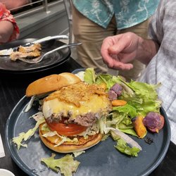 Friendly Waves - Great burger!