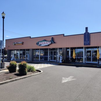 Santiam Wine & Bistro - Main entrance and parking - Wine Bars Near Me - Salem, Oregon