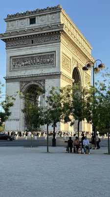 Arc de Triomphe by null