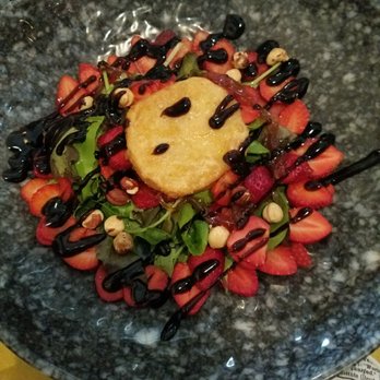 Mama Bistro - Strawberry salad with onion confit and goat cheese in the center - Mediterranean Near Me - Seville, SE