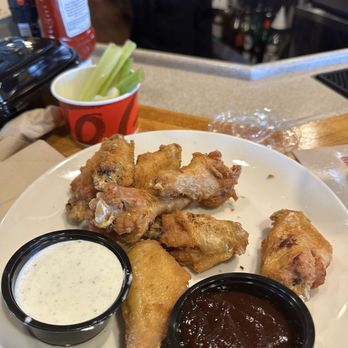Applebee's Grill + Bar - Wings a little expensive but awesome - Sports Bars Near Me - Chattanooga, Tennessee