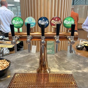 Aviator Lounge - Fresh Carlsberg beer on tap, including nonalcoholic - Airport Lounges Near Me - Kastrup, 84