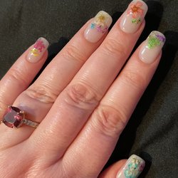 Mainou's Nails - Manicure with dried flowers.