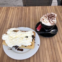 Helio's Pub - Gaufre chocolat/crème fouettée 5,80€ et café viennois 4,80€.