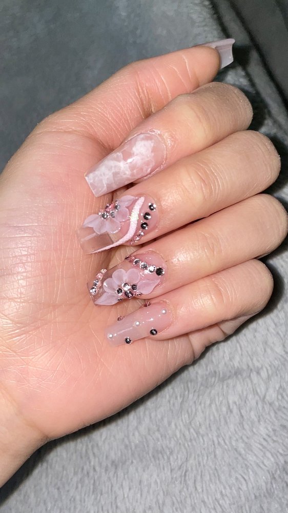 ES Nails & Spa Logo