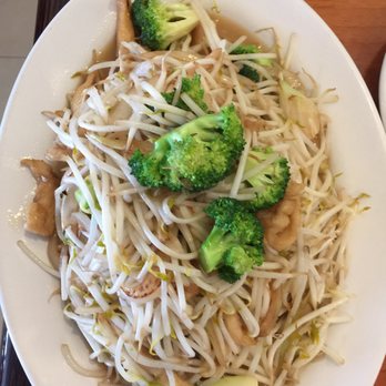 Goldenbay - Supposed to be Chicken Chop Suey but was almost all bean sprouts. The sauce was flavorful but just no other ingredients. Not recommended. - Pan Asian Near Me - Ensenada, BCN