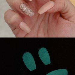 Gloss Beauty Bar - Glow in the Dark Dip Nails