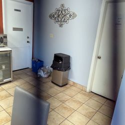 Breakfast area - Trash was full and stank!