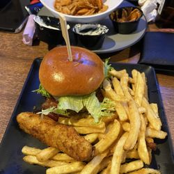 Wolfey's Bistro & Pub - Bacon burger