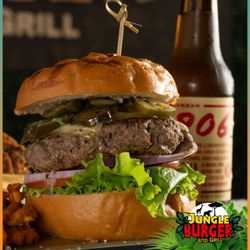 Jungle Burger and Grill - Empecemos este documental  con dos datos curiosos sobre la burger hiena 

1 Queso Suizo 
2 Jalapeños 

#DalePaJungle