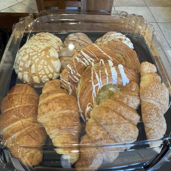 La Monarca Bakery & Cafe - Bakeries Near Me - Whittier, California