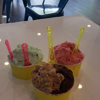 Chillato - Mint chocolate chip, strawberry sorbet & deep chocolate with coffee gelato. All taste good. - Gelato Near Me - Whitestone, New York