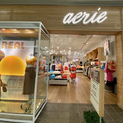 American Eagle Outfitters - Entrance to aerie section