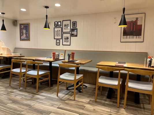 Momo's Cafe by null