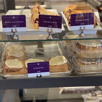 Blackberry Market - Scones and cinnamon rolls... yummy - Cafes Near Me - La Grange, Illinois