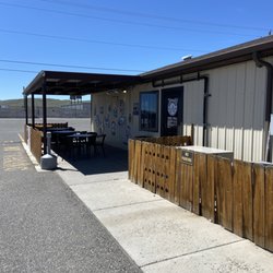 Brewgards Liquor and Lounge - Outside front
