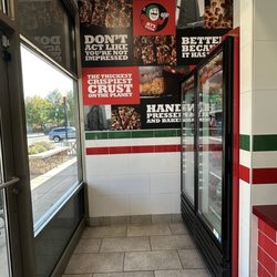Jet's Pizza - Entry way