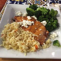 Chili's - Salmón con arroz y bróculi