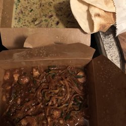 Eatclever - Oben indisches Linsen Dal mit arabischem Brot (€ 8,95) und unten Erdnuss-Zucchininudeln mit extra Hühnchen (€ 10,45)