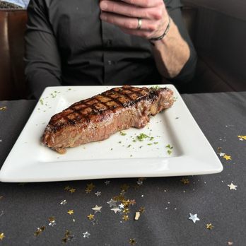 Mo's A Place for Steaks - Dry aged, New York strip - Steakhouses Near Me - Greenwood, Indiana
