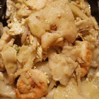 Jess Cafe - green curry shrimp chow fun, plus chicken...not a fan of the thick & gooey noodles..plus the dish was way too oily - Chinese Near Me - Chicago, Illinois Jess Cafe - green curry shrimp chow fun, plus chicken...not a fan of the thick & gooey noodles..plus the dish was way too oily - Chinese Near Me - Chicago, Illinois