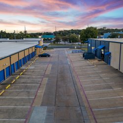 US Storage Centers - Exterior units aisle