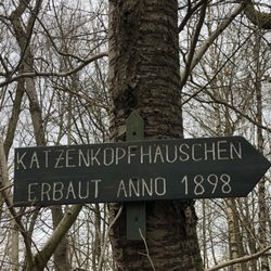Katzenkopf-Häuschen - ... Wegweiser ...