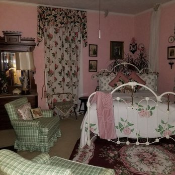 Bridges-Hall Manor - Example of 1 of the rooms. - Bed & Breakfast Near Me - Houston, Mississippi