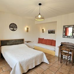 La Ramade - Chambre Olivier à l'étage avec salle de bain, douche à l'italienne, wc et vasque.
