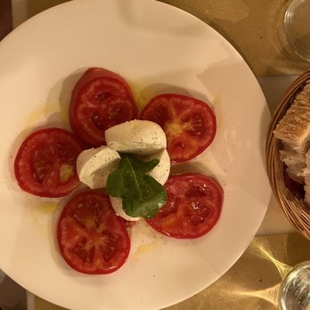 Vini e Vecchi Sapori - Caprese salad - Tuscan Near Me - Florence, FI Vini e Vecchi Sapori - Caprese salad - Tuscan Near Me - Florence, FI