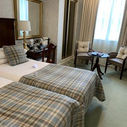Granville Hotel - Sitting area, closet and desk with chair