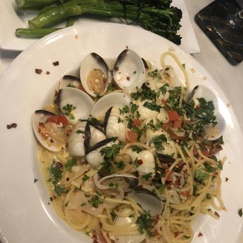 La Dolce Vita - Clams Bianca and Broccolini side - Italian Near Me - Corolla, North Carolina La Dolce Vita - Clams Bianca and Broccolini side - Italian Near Me - Corolla, North Carolina