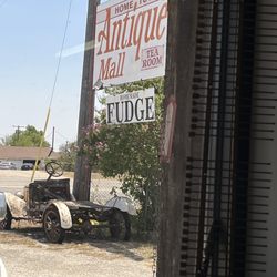 Hometown Antique Mall - No tearoom. No fudge.