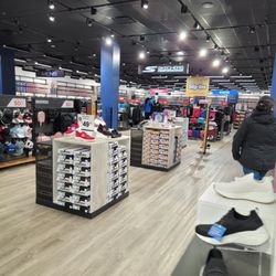 SKECHERS Warehouse Outlet - Inside