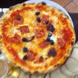 Il Ghiottone di Lombardo Antonio - Their signature Calabrese pizza. Slightly spicy and amazing ! Mildly spicy Nduja, spicy Calabrese salami, cheese, &black olives