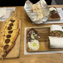 Galata Istanbul - A gauche pizza au sucuk et mozarella