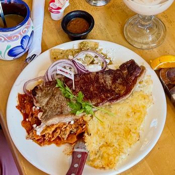 Cheff Che Cafe & Bar - Chilaquiles with steak - Empanadas Near Me - San Jose, California