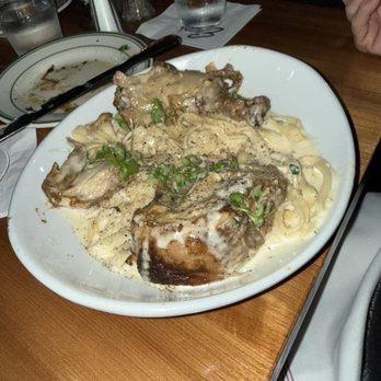 Enzo's Bistro and Bar - Chicken Alfredo - Italian Near Me - La Quinta, California Enzo's Bistro and Bar - Chicken Alfredo - Italian Near Me - La Quinta, California