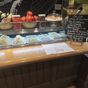 La Flauta - Mix salad with seafood - Spanish Near Me - Barcelona, B La Flauta - Mix salad with seafood - Spanish Near Me - Barcelona, B