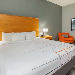 La Quinta by Wyndham Bridgeport - Guest room