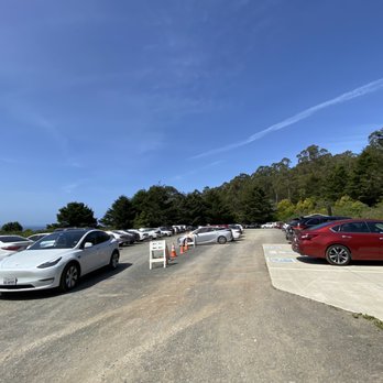 Palomarin Trailhead - Parking lot  at 12:30p on a Saturday  afternoon...thank goodness we came early! - Parks Near Me - Bolinas, California