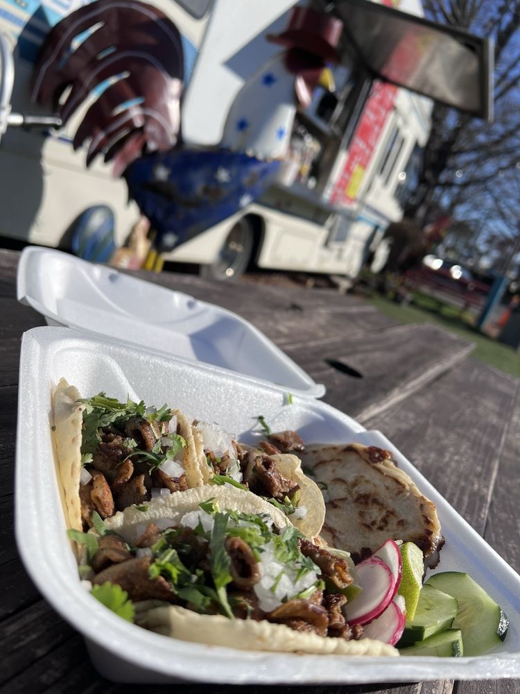 Lobos Tacos y Pupusas