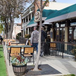 Hennessey's La Jolla - Outdoor seating
