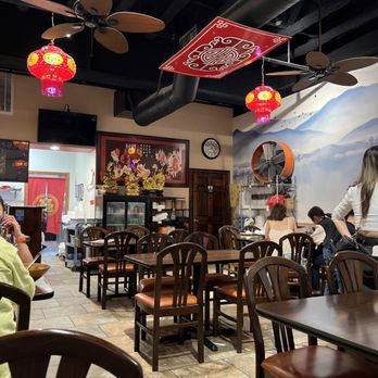 Hunan Bistro - people sitting at tables in a restaurant - Chinese Near Me - Houston, Texas Hunan Bistro - people sitting at tables in a restaurant - Chinese Near Me - Houston, Texas